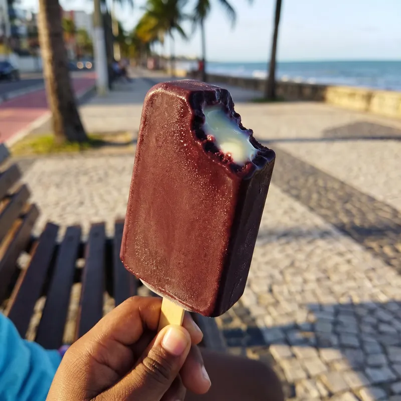 Picolé artesanal de açaí com leite condensado