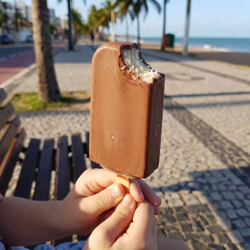 Picolé artesanal de chocolate com beijinho