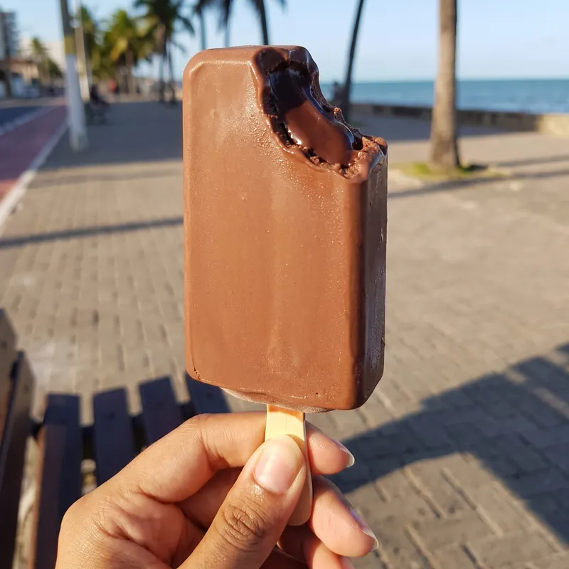 Picolé artesanal de chocolate com brigadeiro