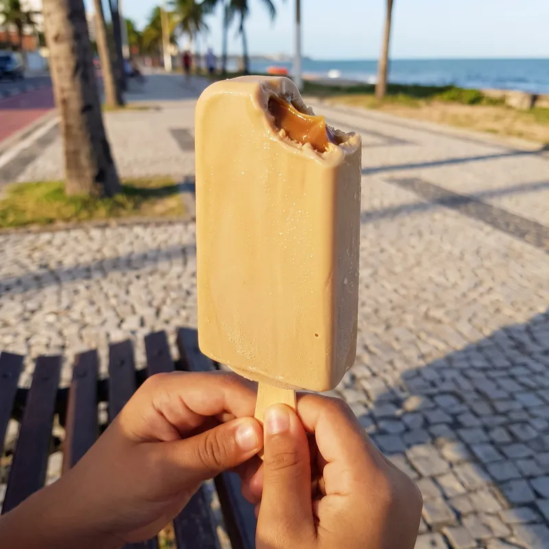 Picolé artesanal de doce de leite
