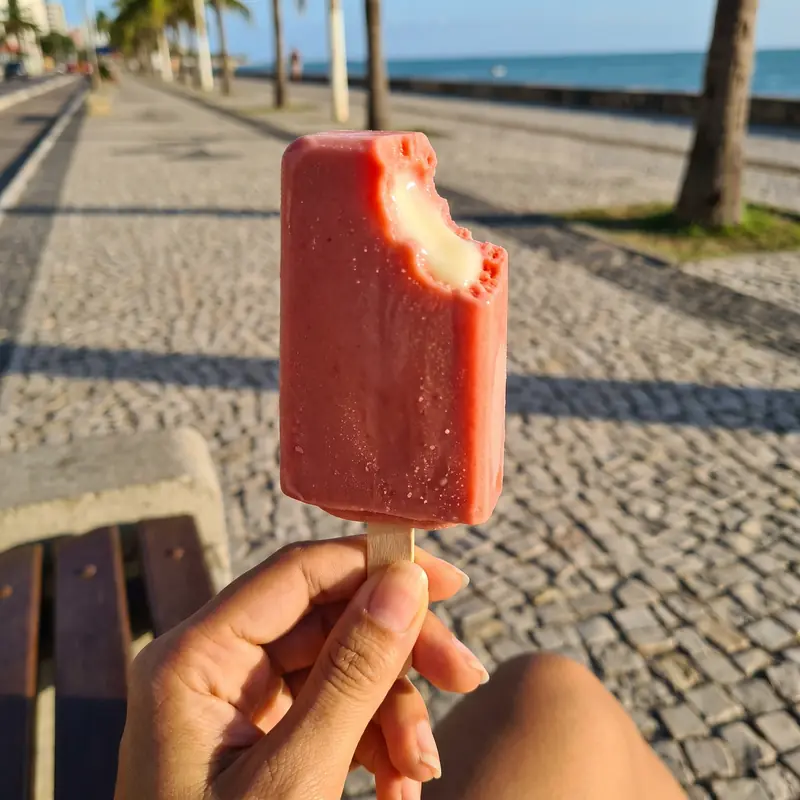 Picolé artesanal de morango com leite condensado